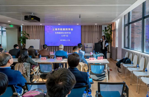 英国国际商业部制药主管何琼尔博士