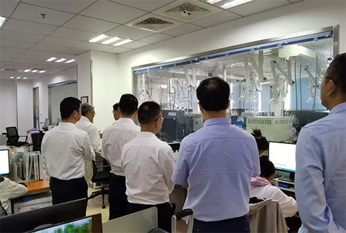 陈博士向导杨副市长一行人旅行了CA88规范化的先进实验室，，，，，，解说了药物临床前的研发和IND申报流程。。。